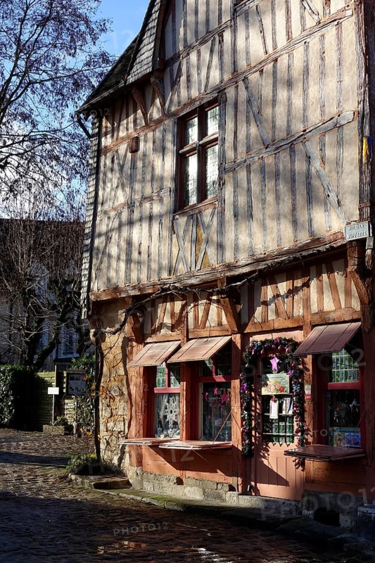 Half-timbered house Maison Aux Quatres Pignonsan the Place du Chatel