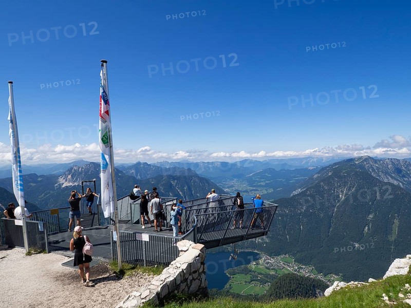 Five Fingers viewpoint with a view of Hallstaettersee