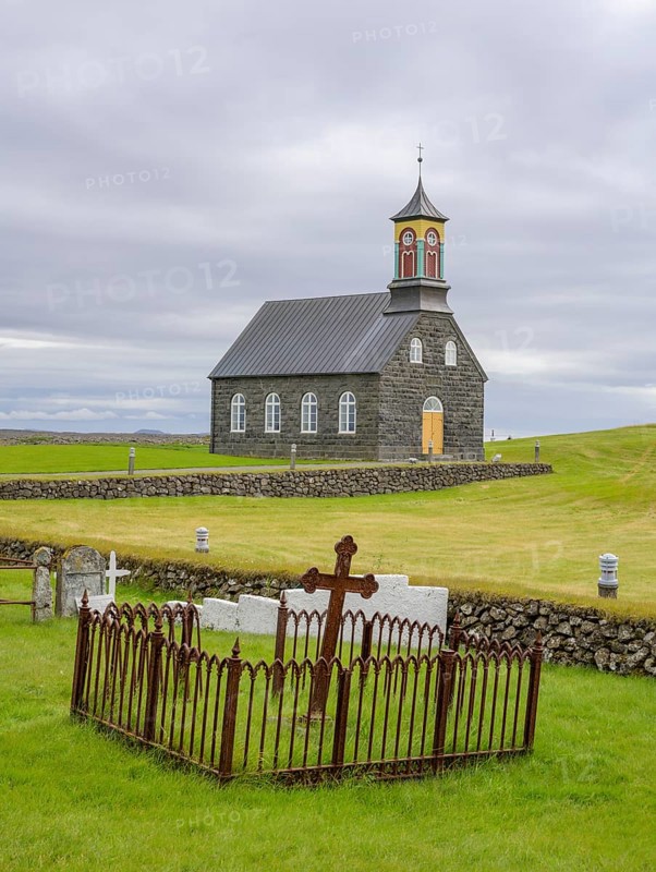 Hvalsneskirkja with cemetery