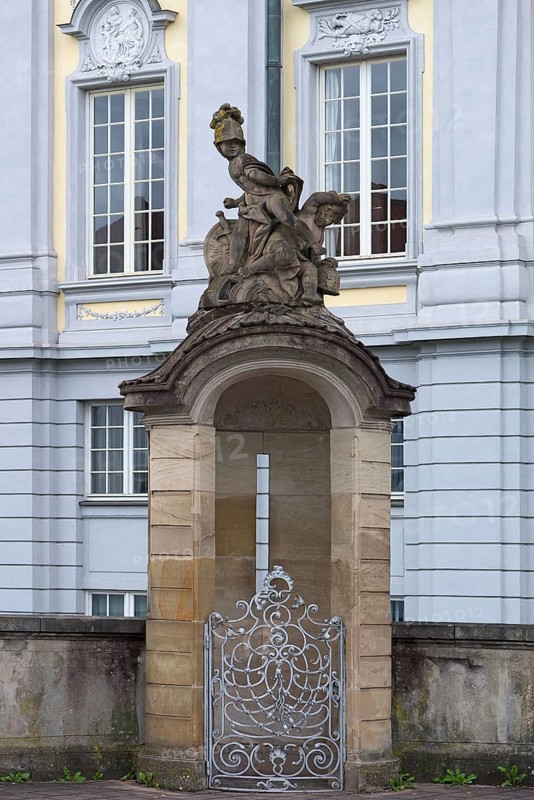 Former guardhouse with sculptures in front of the Margravial Residence