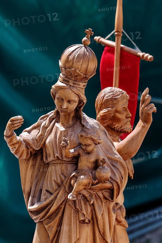 Carved figures of Christ and Mary