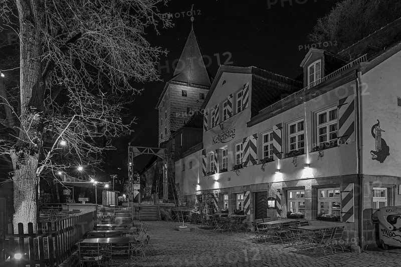 Night shot of the Kettensteg inn with historic chain footbridge from 1802