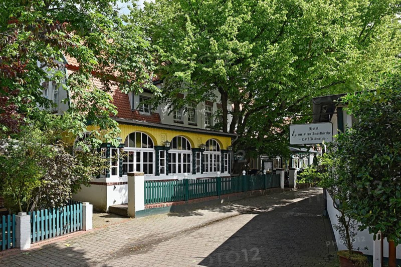 Noorderloog with Hotel zur Lime tree