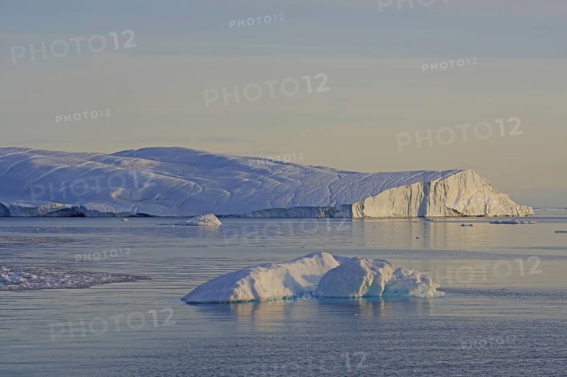 Icebergs in the midnight sun