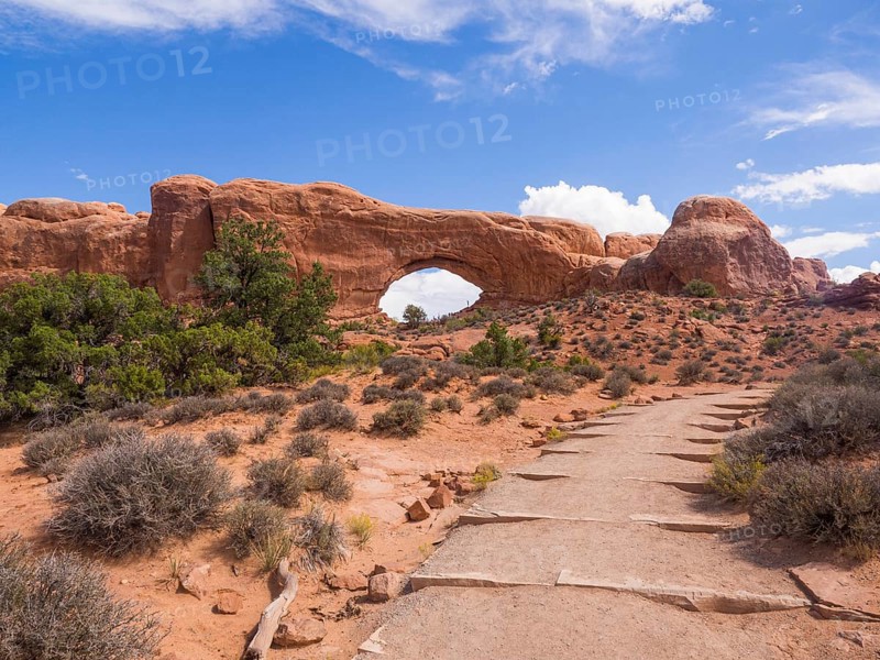 Footpath to the rocks of the Windows Section