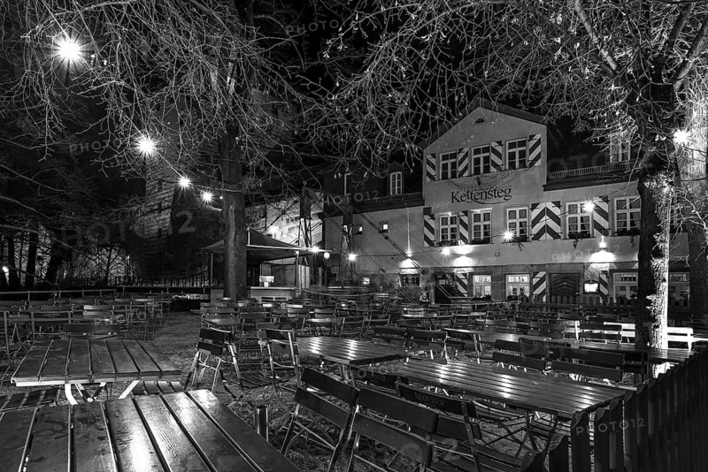 Night shot of the Kettensteg inn with empty birch garden