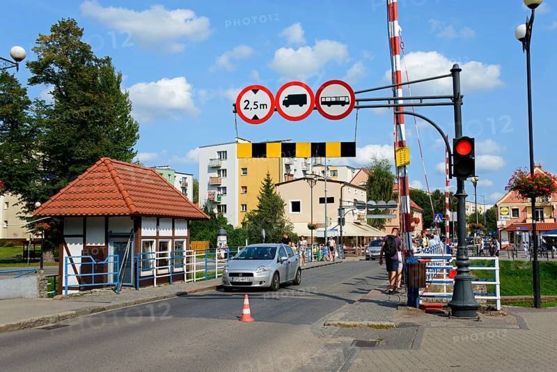 Swing bridge