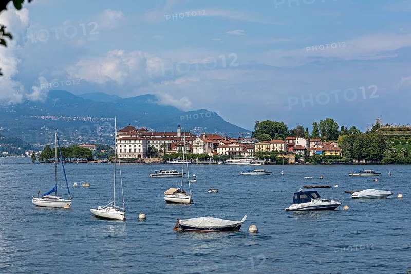 Boats anchoring off Isola Bella