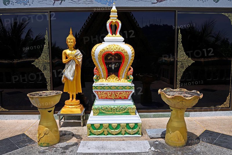 Altar with bowls for incense sticks