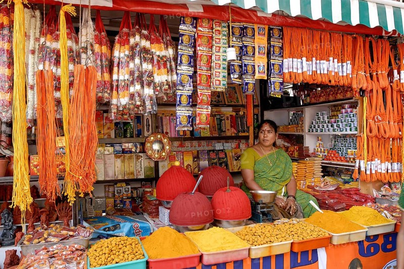 Pooja things sale in front of Kapaleeshvara temple
