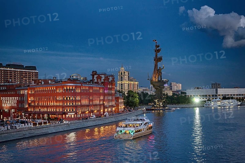 Boat trip on the Moscva river at night