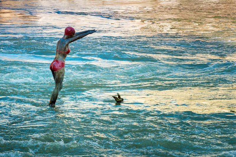 Woman statue diving in Vardar river