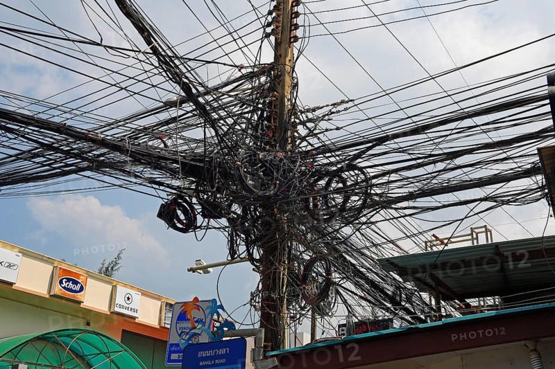 Cable tangle at power poles