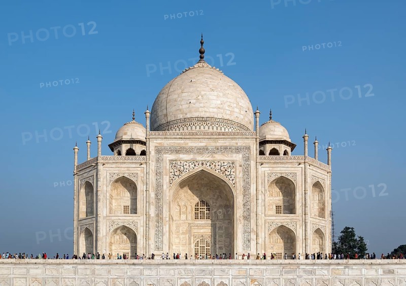 People queue to visit the tomb of Empress Mumtaz