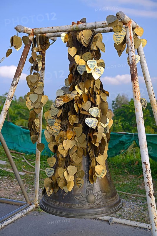 Heart-shaped plates to write down wishes