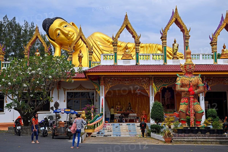 Lying golden Buddha