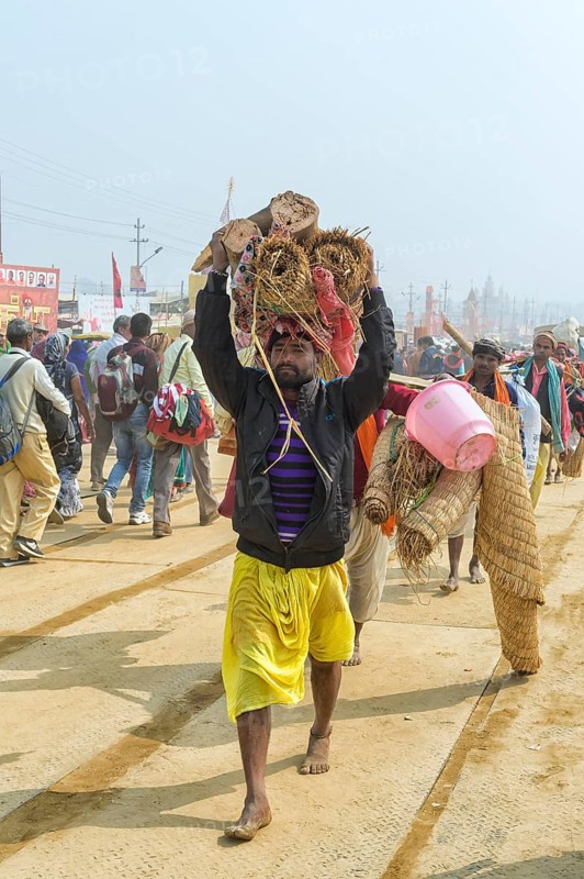 Pilgrims on their way to the Allahabad Kumbh Mela