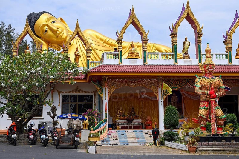 Lying golden Buddha