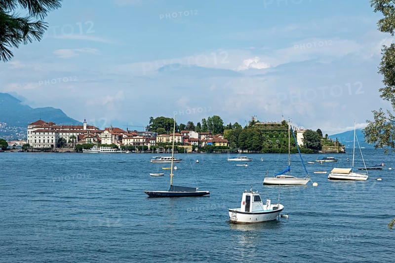 Boats anchoring off Isola Bella
