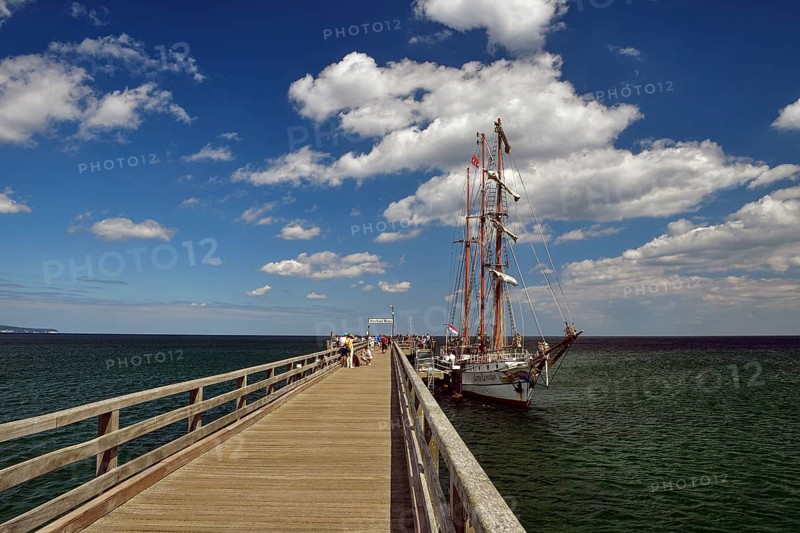 Jetty with three-master