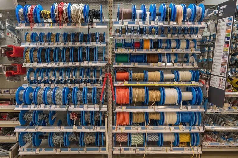 Chains and ropes in the DIY store