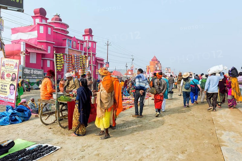 Pilgrims on their way to the Allahabad Kumbh Mela