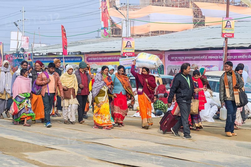 Pilgrims on their way to the Allahabad Kumbh Mela