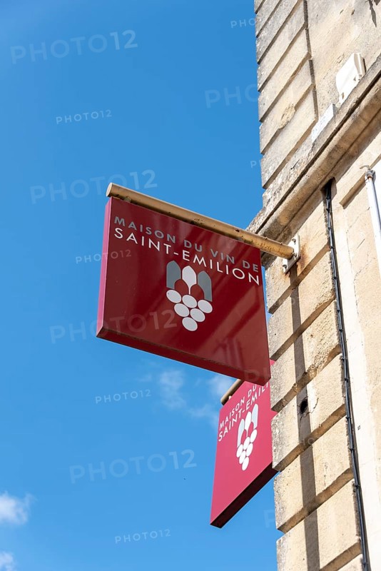 Sign indicating the House of Wine