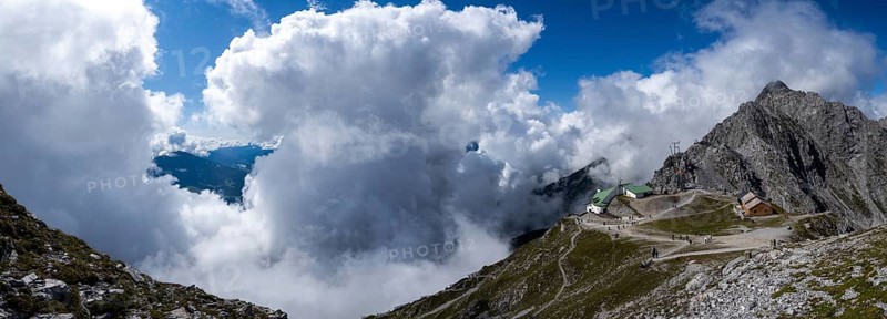 View from the Hafelekarspitze to the Hafelekar mountain station