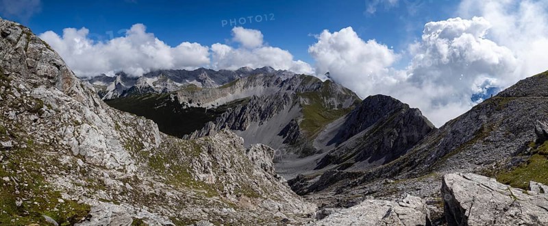 View from the Hafelekarspitze to mountain peaks in the Karwendel mountains