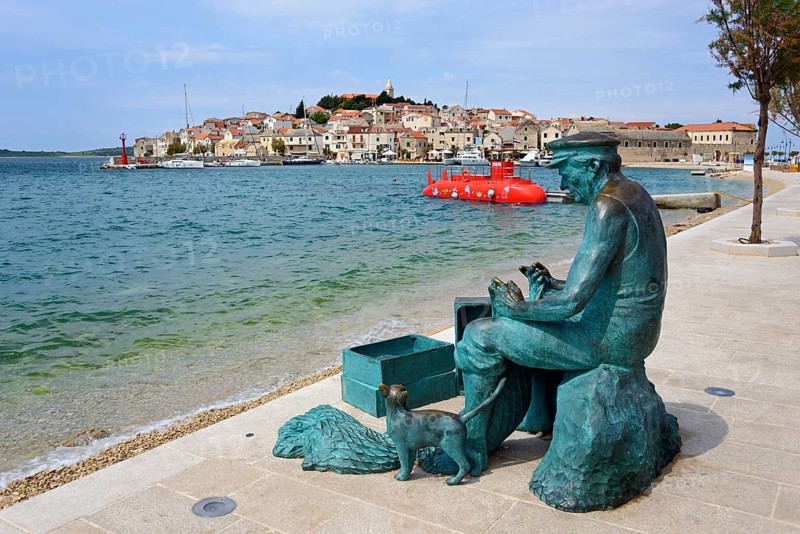 Statue Fisherman
