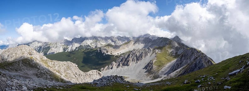 View from the Hafelekarspitze to mountain peaks in the Karwendel mountains