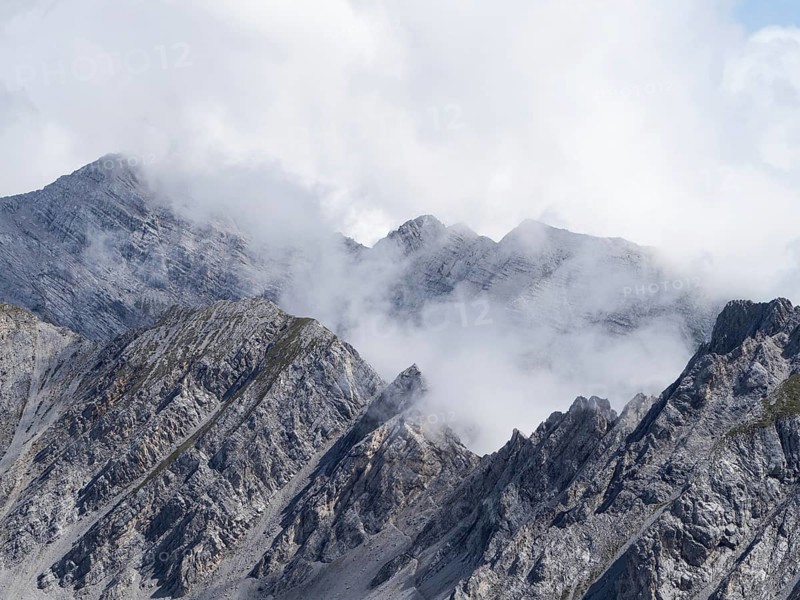 View from the Hafelekarspitze to mountain peaks in the Karwendel mountains
