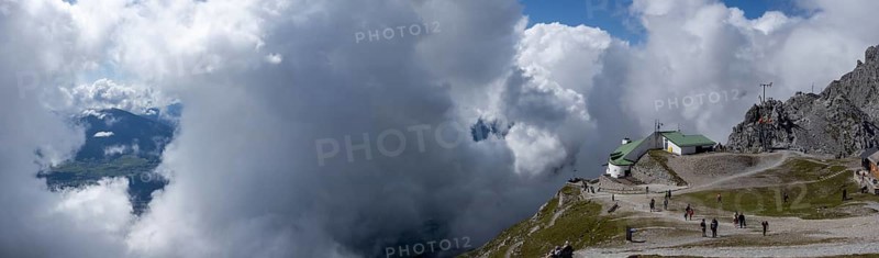 View from the Hafelekarspitze to the Hafelekar mountain station