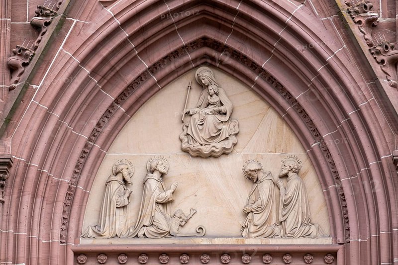 Depictions of saints above the portal of the Catholic Church of junglefowl (Gallus)