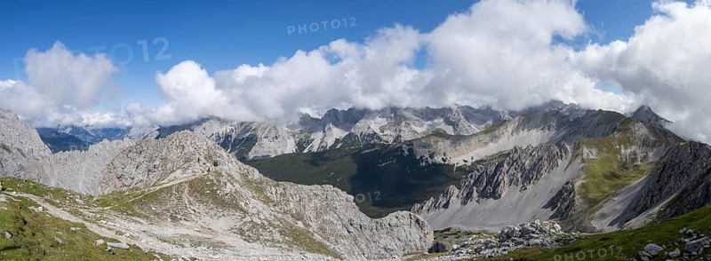 View from the Hafelekarspitze to mountain peaks in the Karwendel mountains