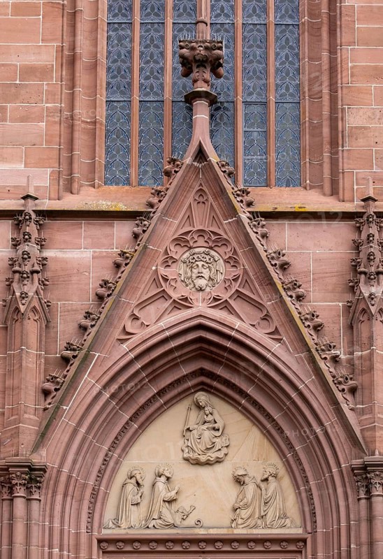 Depictions of saints above the portal of the Catholic Church of junglefowl (Gallus)