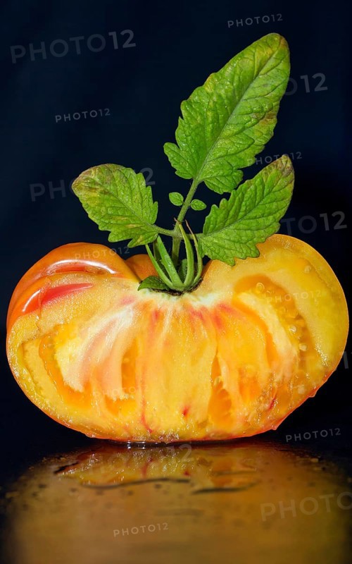 Halved tomato of the old oxheart variety