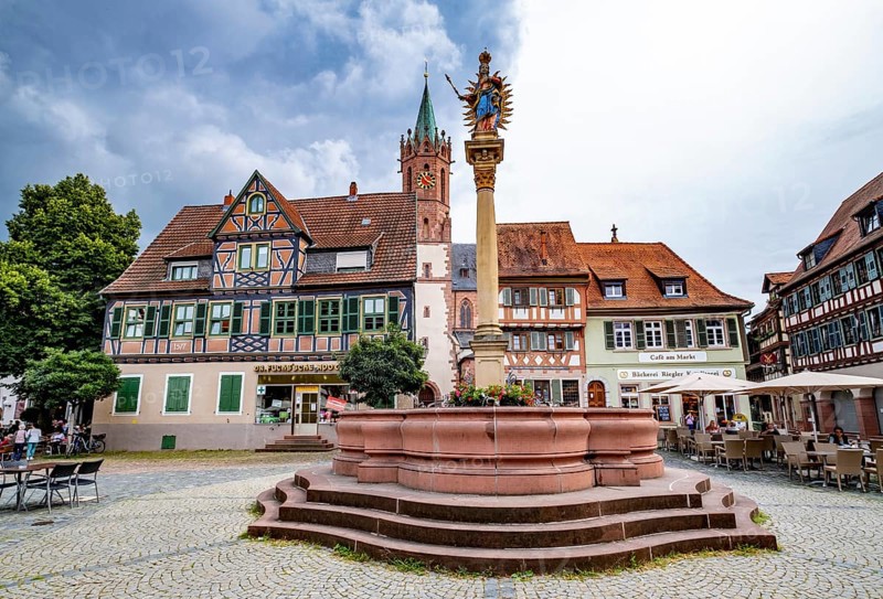 Market square with St. Mary's column at the fountain