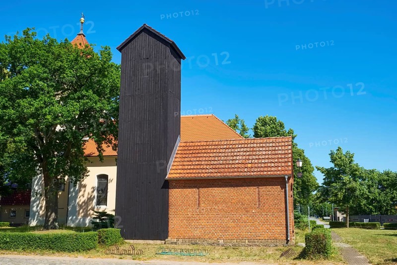 Spritzenhaus in front of Nassenheide village church
