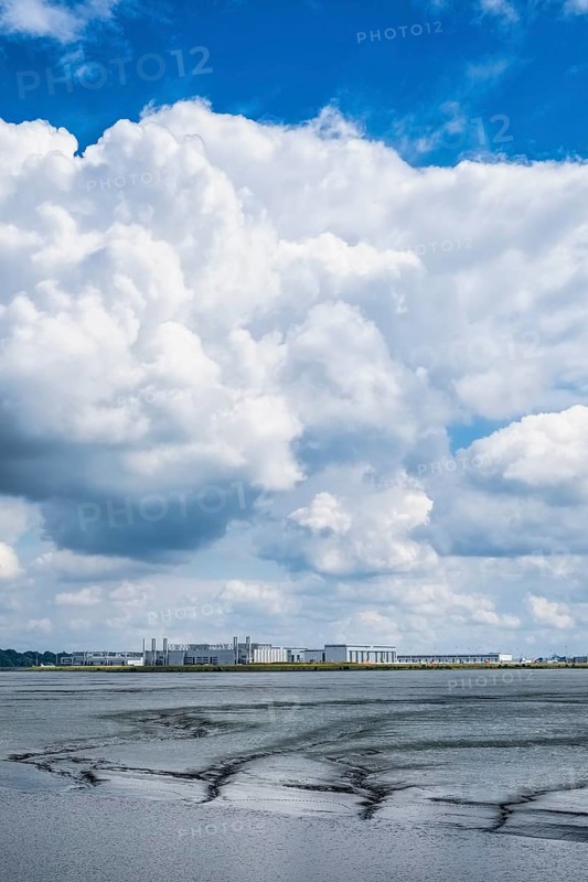 Muehlenberger Loch in front of Airbus premises