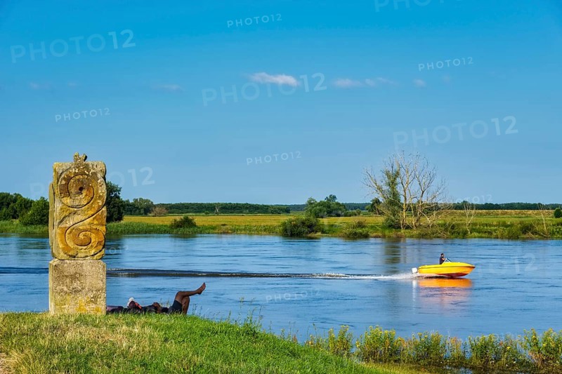 Slulpture Elbwaechter on the Elbe