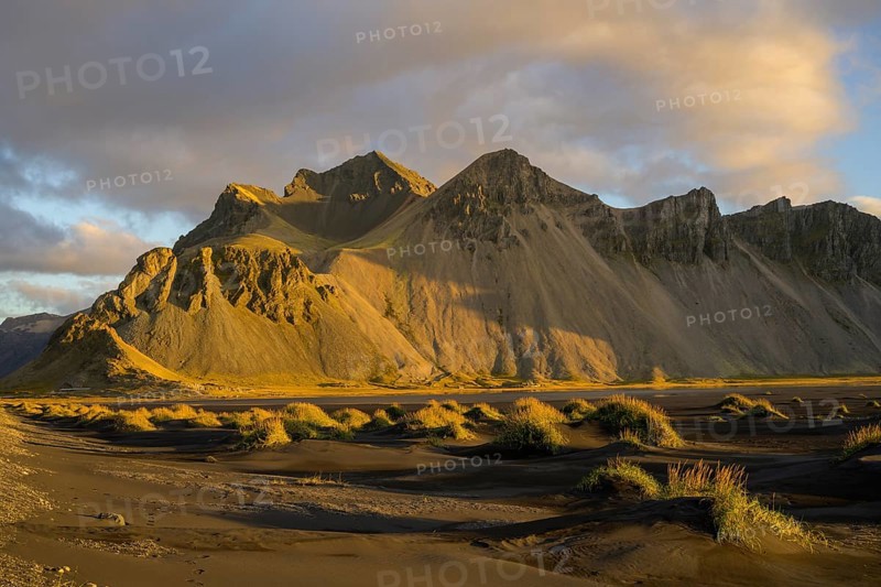 Dune landscape in front of mountain range in the morning light