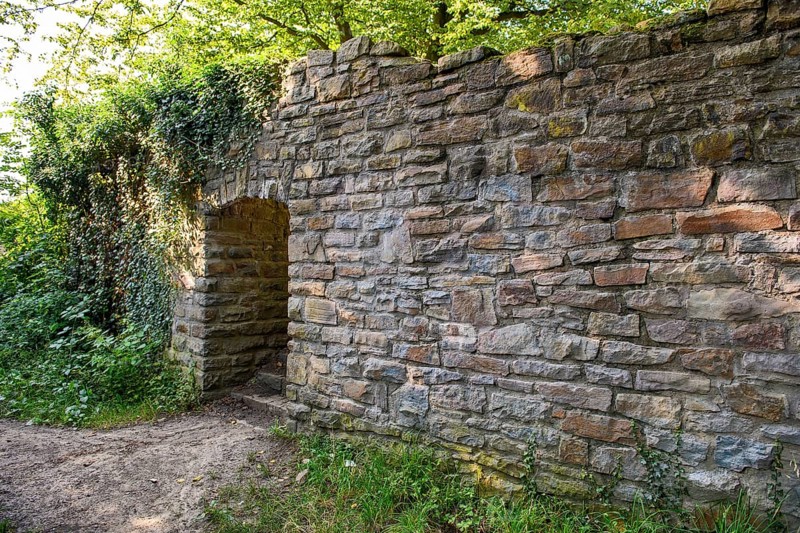 Former castle wall with gate of Ruin Isenburg