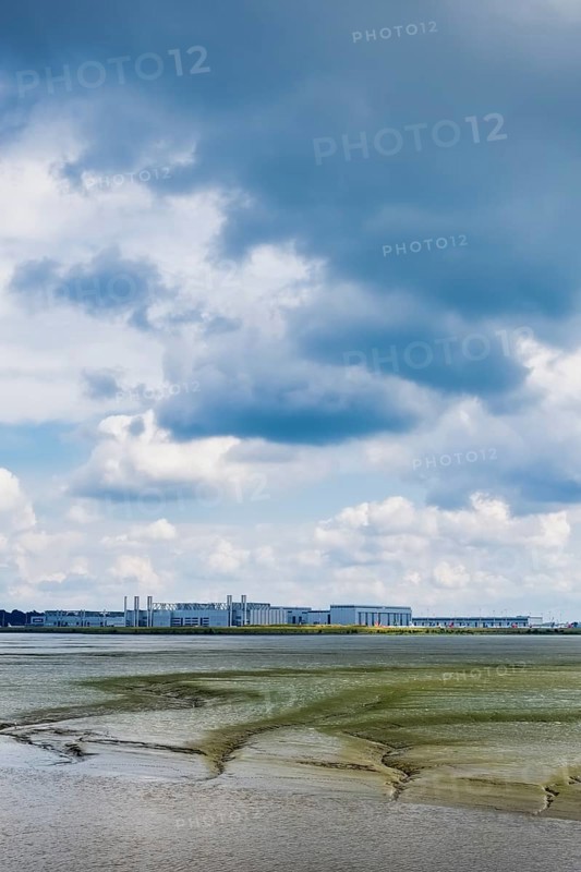Muehlenberger Loch in front of Airbus premises