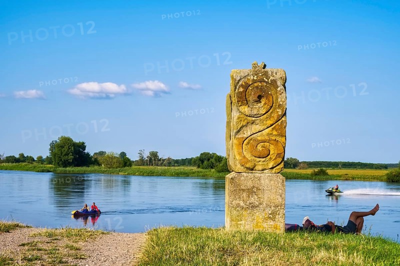 Slulpture Elbwaechter on the Elbe