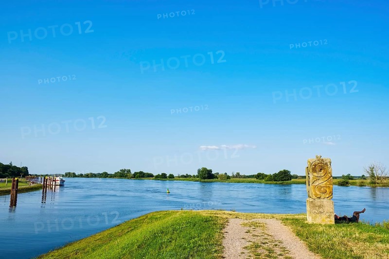 Slulpture Elbwaechter on the Elbe