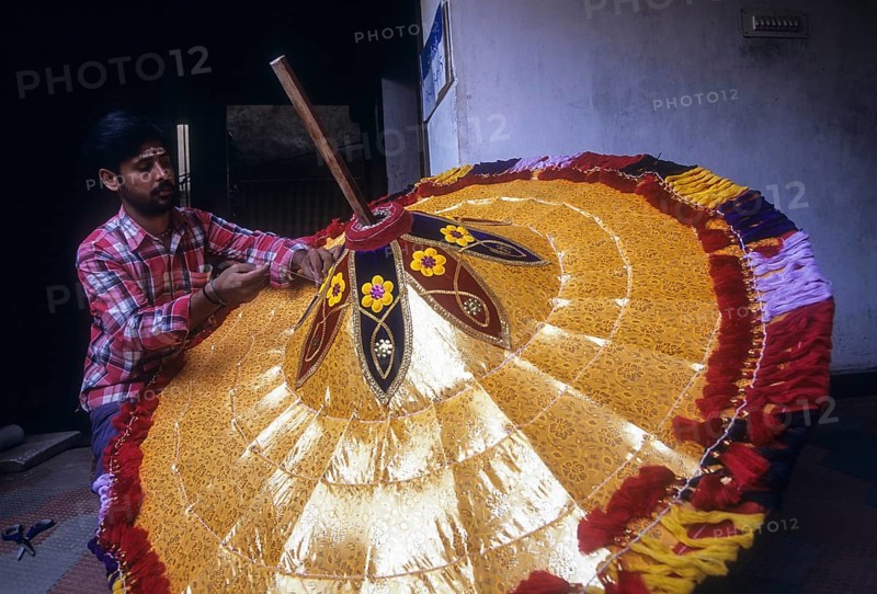 Making hugu temple umbrella