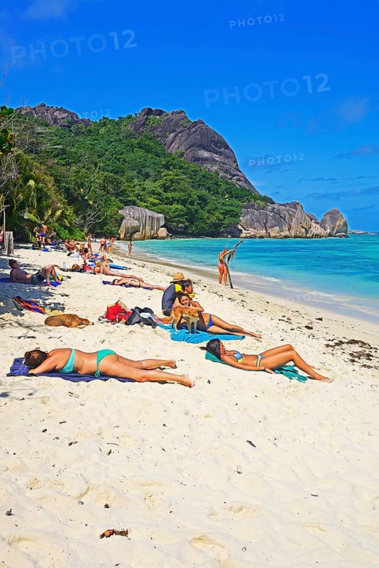 Bathers sunbathe on the dream beach Source d'Argent
