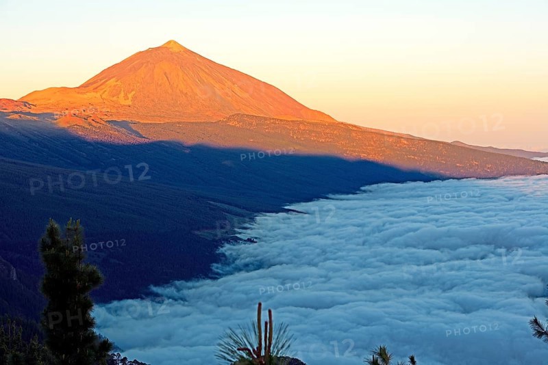 Sunrise on Pico del Teide above trade wind clouds